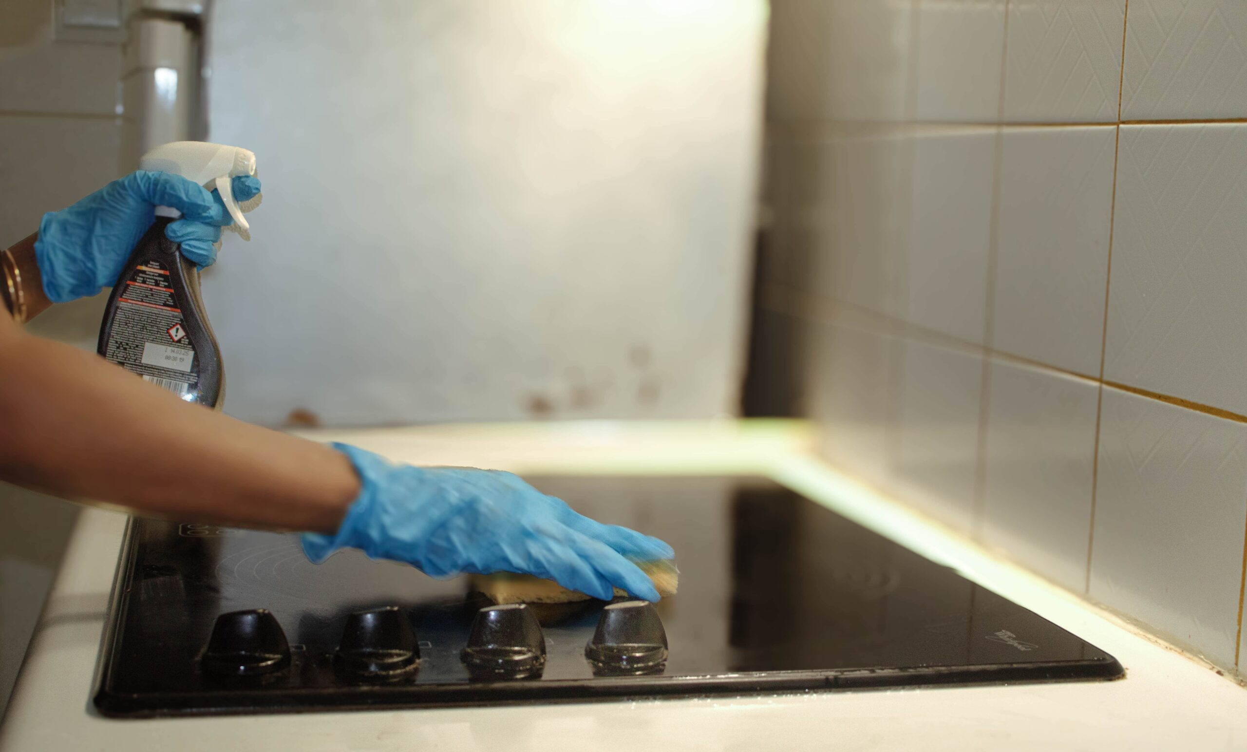 Femme de ménage dans le var chez une personne, nettoyage d'une cuisine