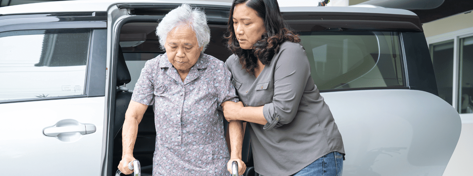 Aide à domicile accompagnant une personne âgée dans ses activités quotidiennes à Fréjus