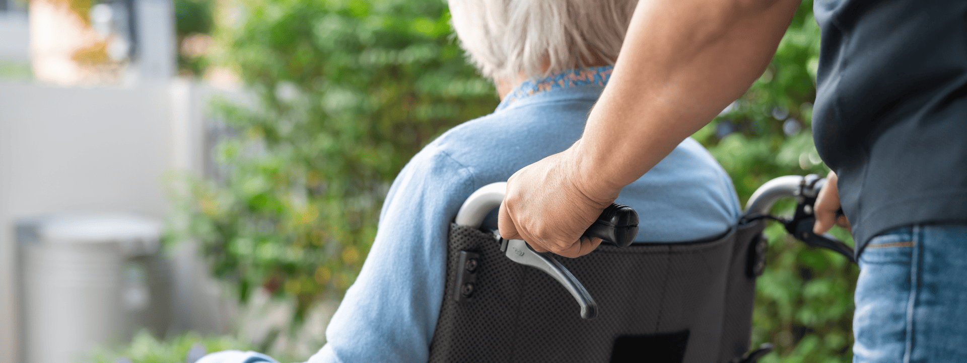 Auxiliaire de vie accompagnant une personne âgée dans ses activités quotidiennes à Fréjus